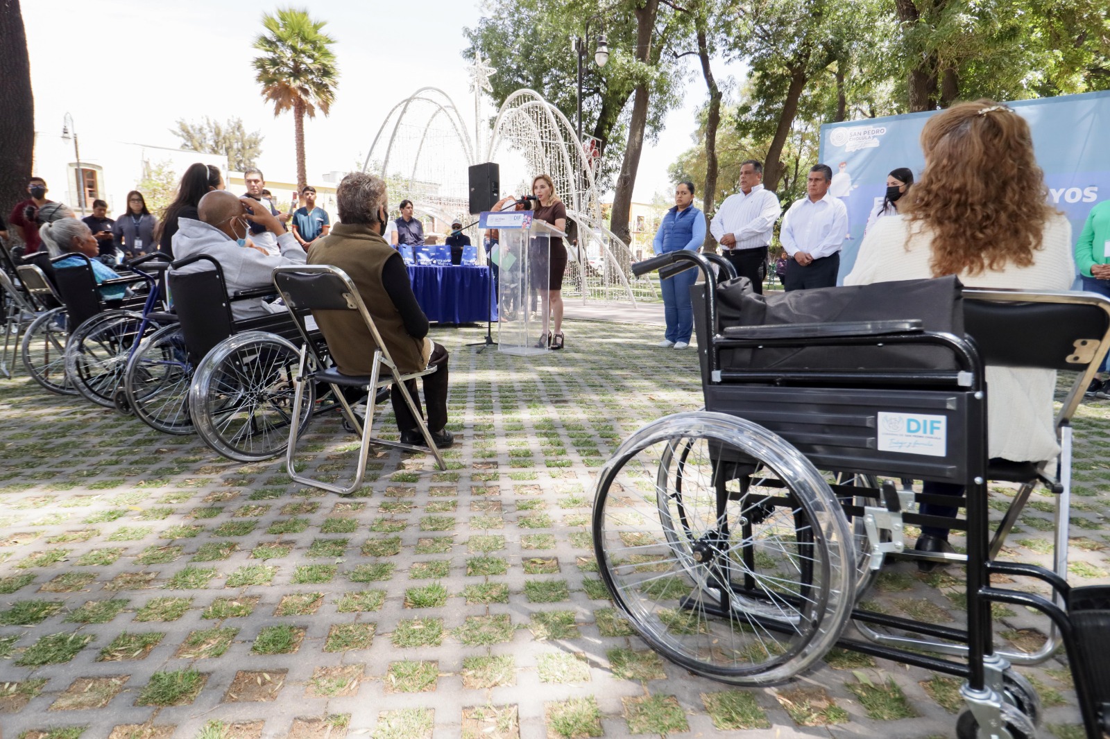 Entregan Paola Angon y María de la Barreda apoyos funcionales para personas con discapacidad