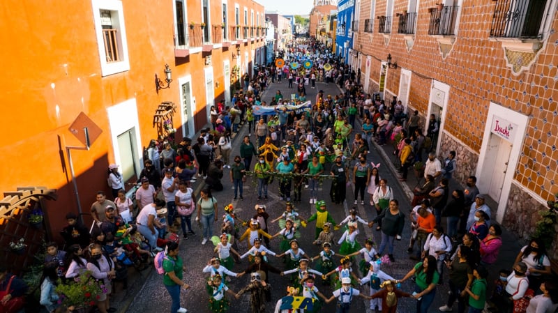 Más de 2 mil participantes desfilan para recibir a la primavera en Atlixco