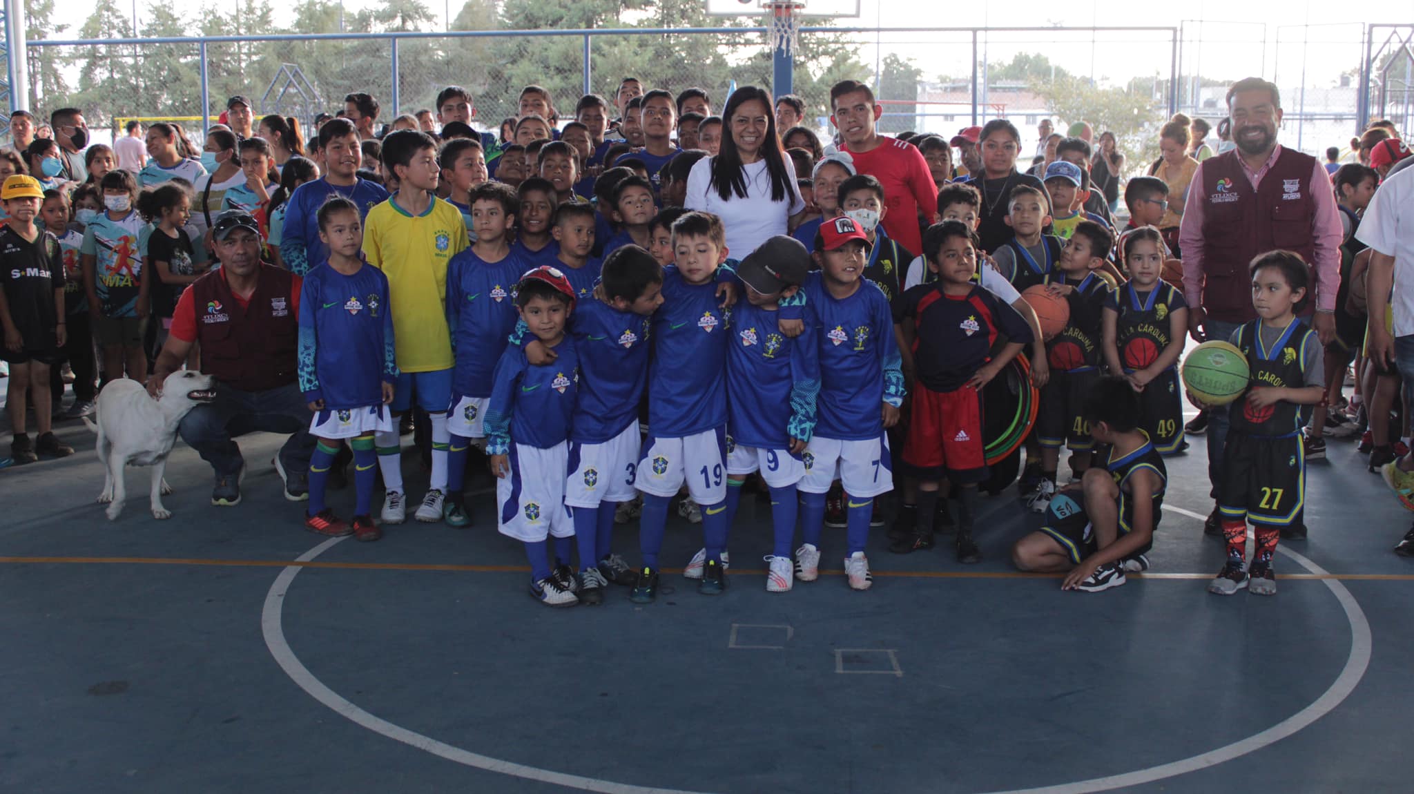 Ariadna Ayala entrega material y equipo a centros de iniciación deportiva  del Ayuntamiento  de Atlixco