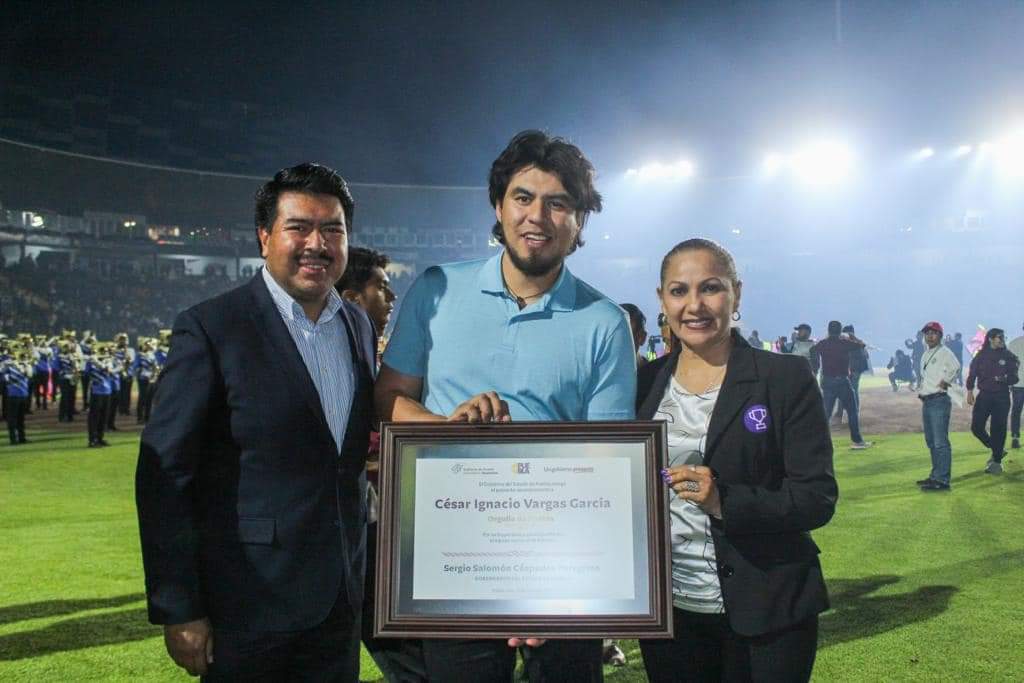 Inpode entregó reconocimiento a César Vargas tras su actuación en el Mundial de Beisbol
