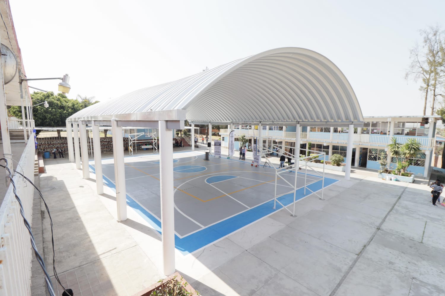 Paola Angon entrega cancha de usos múltiples y techado en primaria de Acuexcomac