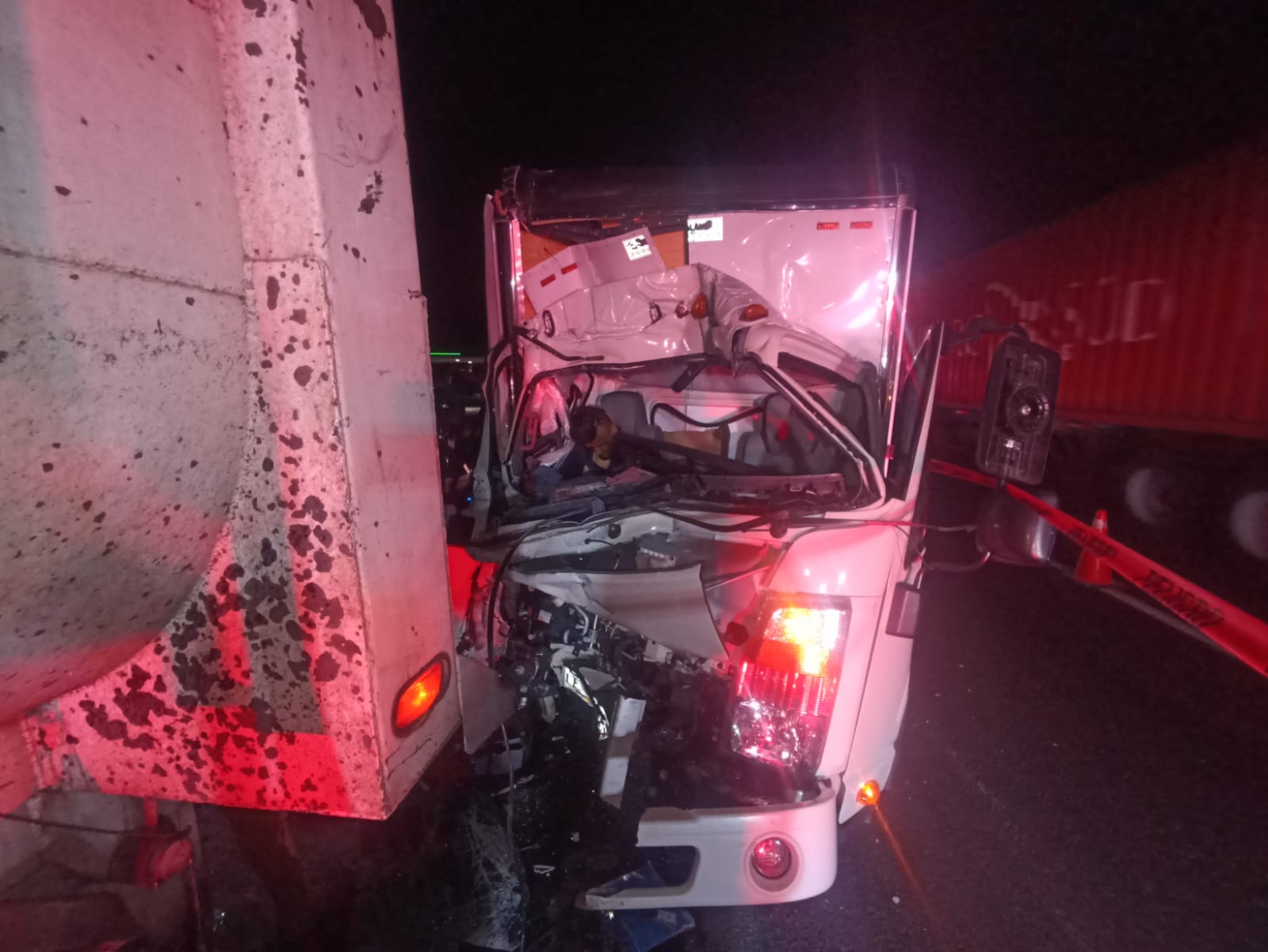Prensado y sin vida queda copiloto de tráiler después de choque, en la México-Veracruz 