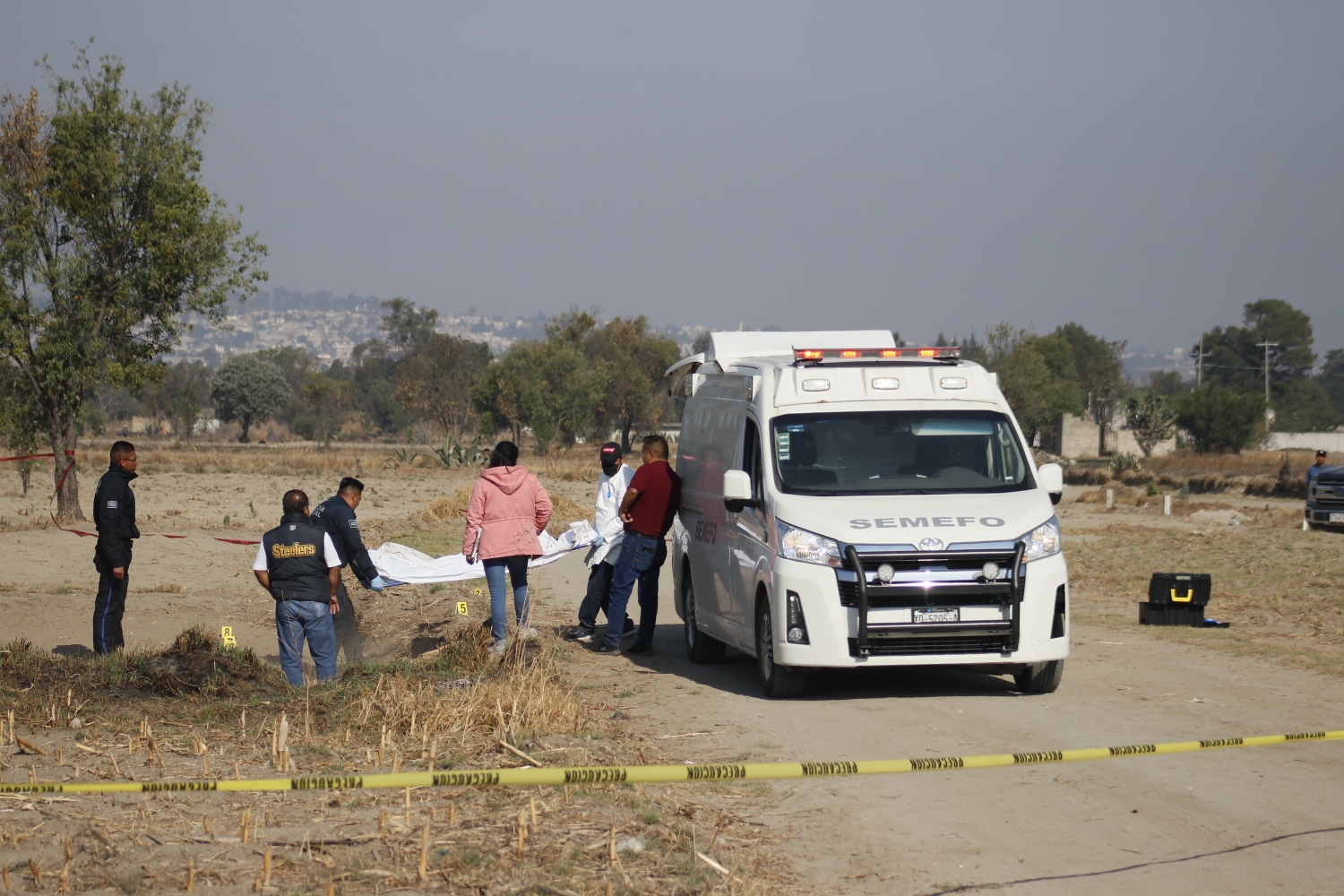 Hallan cadáver semi enterrado de un hombre en San Luis Teolocholco