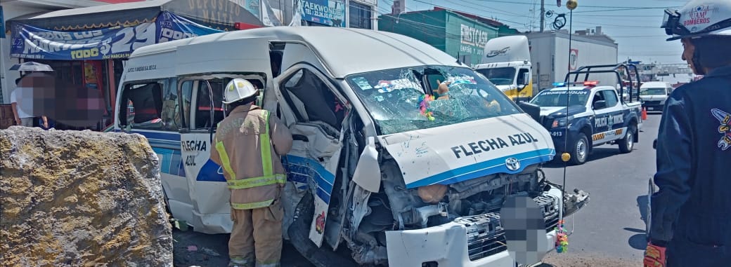 Rescatan a conductor de Flecha Azul atrapado tras aparatoso accidente 