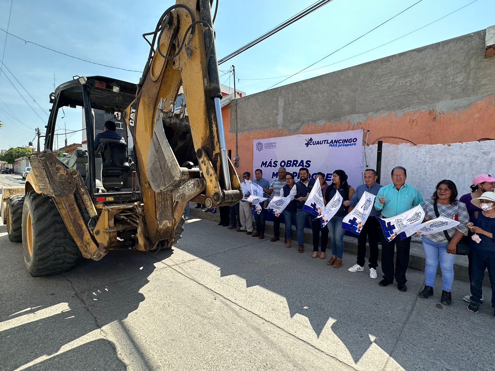 Inician rehabilitación del drenaje sanitario en la calle Morelos en San Lorenzo Almecatla.