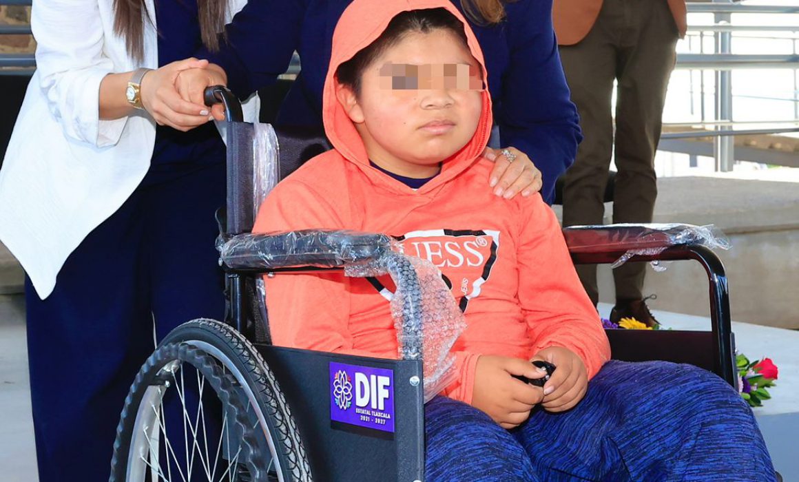 Entrega Sedif sillas de ruedas y lentes para vista cansada