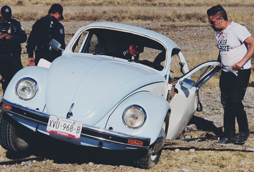 Tren embiste "vocho" en Muñoz de Domingo Arenas; hubo tres lesionados