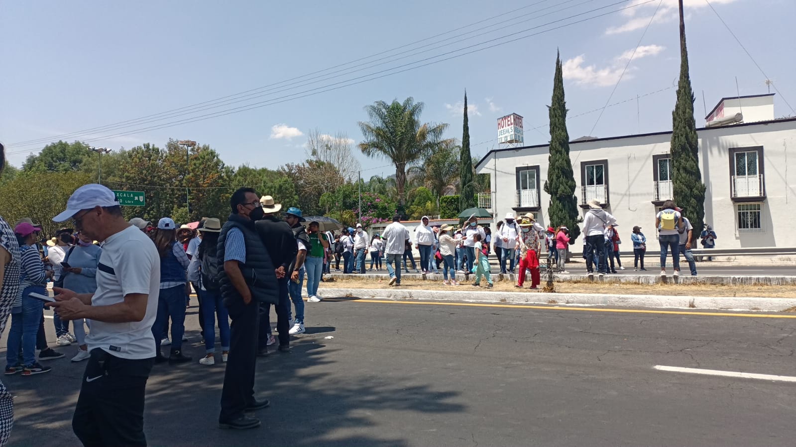 Magisterio sitia Tlaxcala mientras Gobernadora anda de gira
