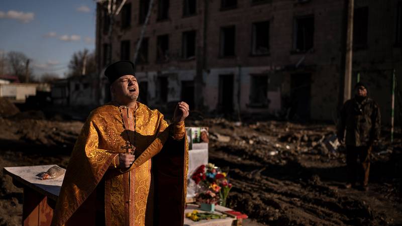 Ucrania exhuma cuerpos sin identificar a un año de la invasión rusa