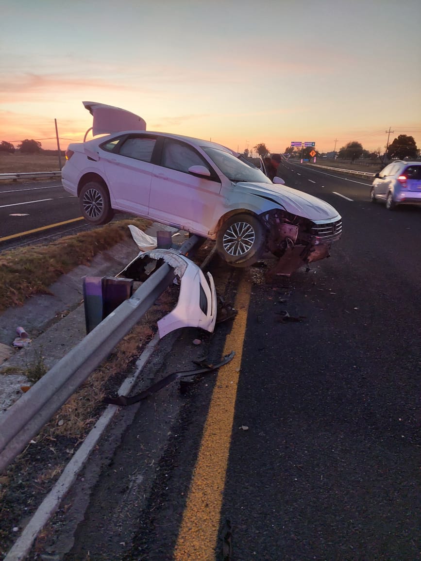 Abandonado localizan vehículos sobre la carretera México-Veracruz a la altura de Tocatlán 