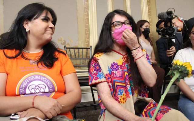 Se disculpan públicamente con víctimas de ataques ácidos por impedir discurso en Congreso del Estado