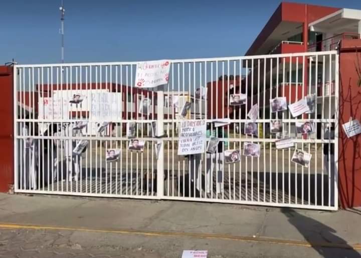 Toman facultad de medicina en Zacatelco, acusan encubrimiento de acosadores