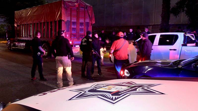 Rescatan a 123 migrantes de un camión de carga abandonado en Ecatepec