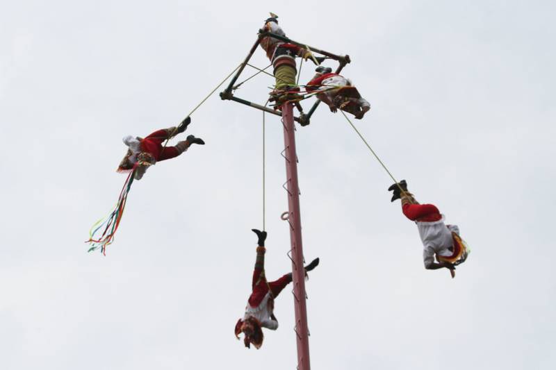 Voladora de Papantla fallece en Feria de las Flores de Huauchinango, Puebla