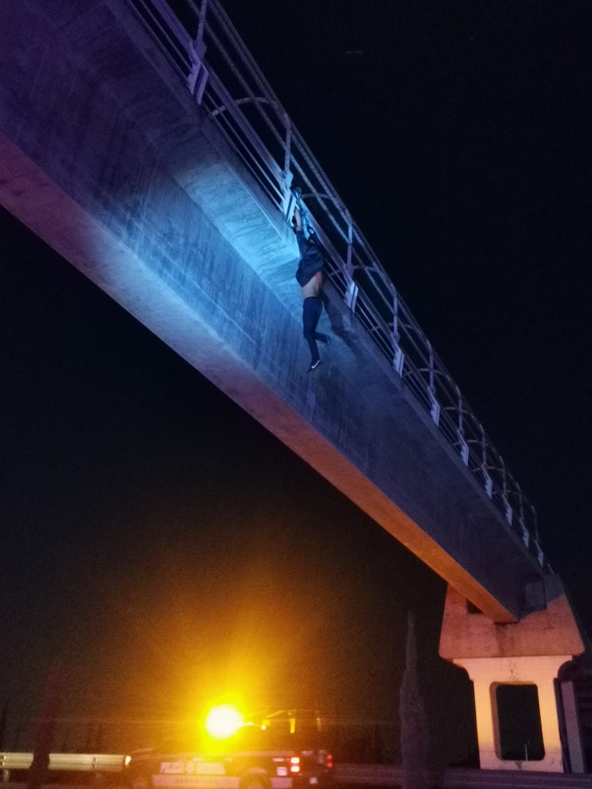 Hombre intenta arrojarse desde lo alto de un puente en Chiautempan