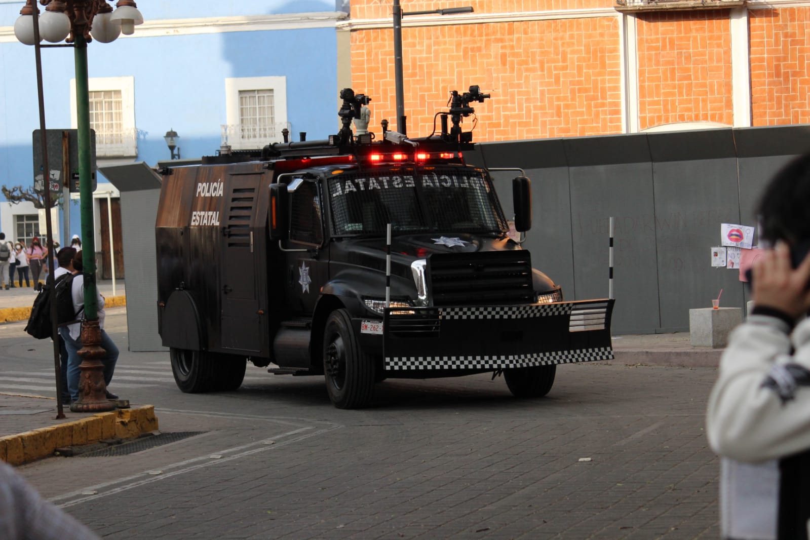 Dañan tanqueta de SSC en marcha del 8M