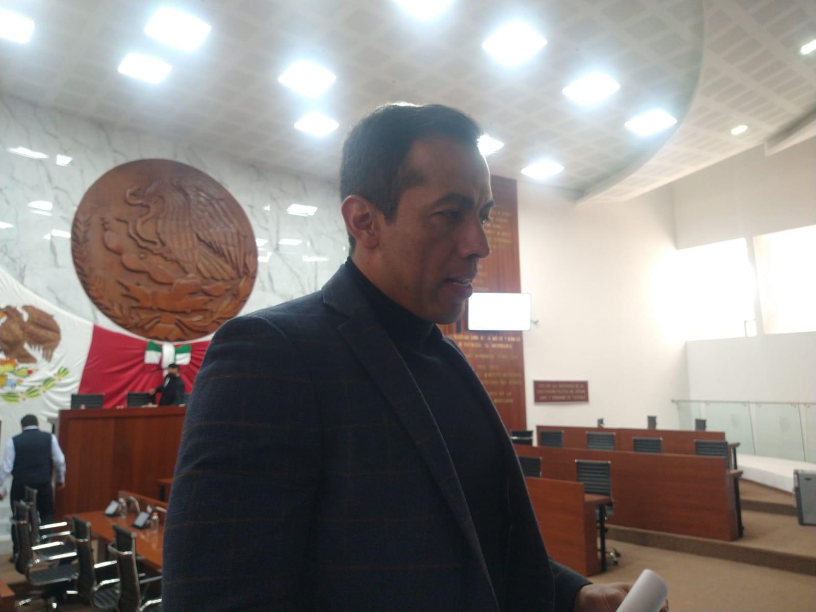 SIN MUJERES NO HAY CONGRESO; SUSPENDEN SESIÓN POR FALTA DE QUÓRUM   Este jueves fue suspendida la sesión del Congreso del Estado por falta de quórum, toda vez que solo acudieron 10 diputados y ninguna legisladora, en el marco del Paro Nacional de Mujeres no oficial del 9 de marzo, en el que se busca visibilizar la violencia contra este sector de la población.   En este sentido, el presidente de la Mesa Directiva, Bladimir Zainos Flores, señaló que este acto no retrasa los trabajos legislativos; además que sus homólogos respaldan esta manifestación de trascendencia nacional.   AUDIO BLADIMIR 1 “Es un hecho histórico lo que ocurrió el día de hoy, es un tema de solidaridad y empatía con nuestras compañeras diputadas, desde luego que no atrasa el trabajo legislativo con mucho respeto, creo que somos una de las legislaturas que los números nos colocan con la mayor producción legislativa en los últimos tiempos, entonces desde luego que notas el trabajo, al contrario, yo reconocería el trabajo que han hecho las compañeras diputadas”.   Enfatizó que este movimiento es voluntario, por lo que se brindaron las facilidades para que, en las diferentes áreas del Poder Legislativo, quienes decidieron no asistir lo hicieran sin contratiempo.   Además, especificó que no puede calificar este acto como positivo o negativo, ya que depende de la voluntad de cada una de sus compañeras, aunque resaltó el apoyo o solidaridad hacia sus pares.   AUDIO BLADIMIR 2 “Yo no estoy facultado para calificar esta situación, toda vez que, de sumarse a esta protesta nacional, a este día sin mujeres, esto es una decisión personal, tanto de las compañeras diputadas como del personal que trabaja en el Congreso, entonces es un tema de respaldo”.   Finalmente, el representante legal del Congreso del Estado descartó algún tipo de repercusión o descuento al salario de quienes decidieron ausentarse este 9 de marzo.