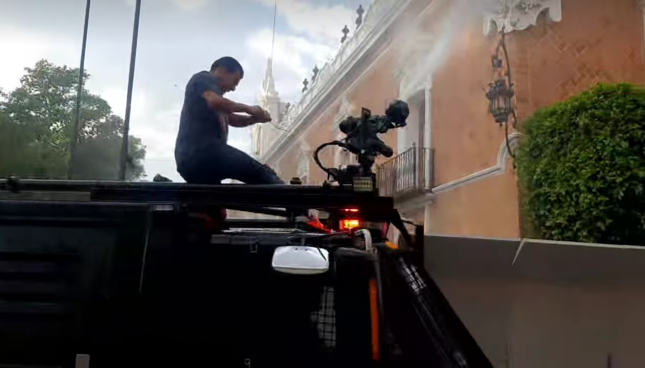 Policía infiltrado sujeto que subió a vehículo antimotines; denuncian uso desmedido de la fuerza 