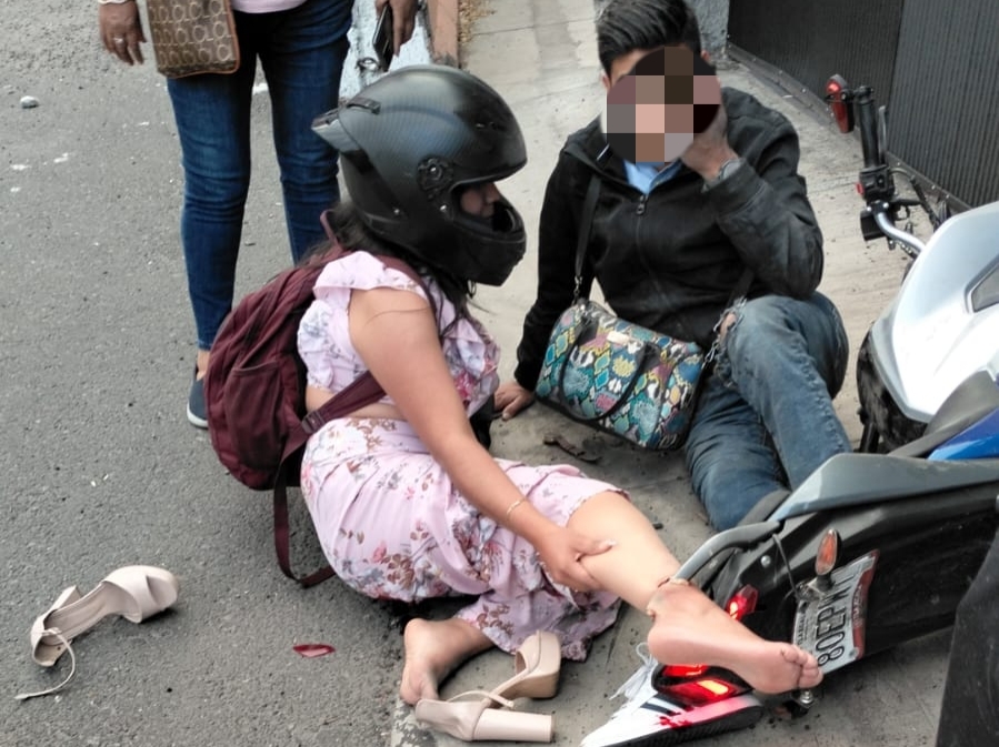 Se accidenta pareja de motociclistas sobre Bulevar Ocotlán