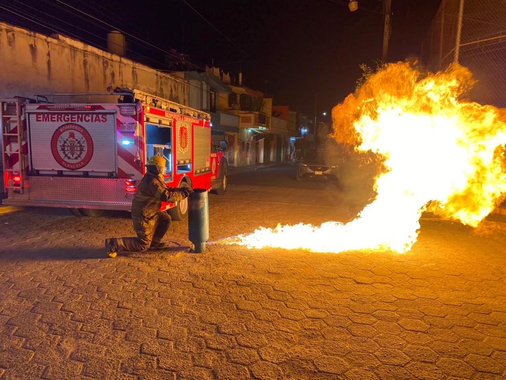Sofocan Bomberos flamazo en tanque de gas en Papalotla 