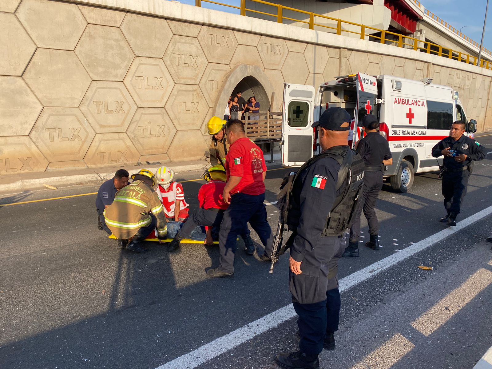 Hombre se arroja de un puente y sobrevive 