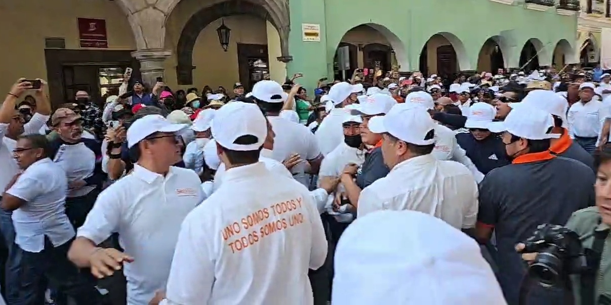 Durante la marcha por el Día del Trabajo en Tlaxcala, agremiados a la Sección 55 del Sindicato Nacional de Trabajadores de la Educación (SNTE), confrontaron a su dirigente Jorge Guevara Lozada  acusado de utilizar la organización sindical a sus propios intereses.   Los inconformes formaron una barricada y al grito de "¡Fuera Guevara!" pretendieron retirar al funcionario, lo cual ocasionó un zafarrancho a empujones entre opositores y personas afines a su líder sindical.  Entre las demandas de los sindicalizados, acusan que Jorge Guevara  por "vender" al sindicato al gobierno estatal y así poder continuar con sus aspiraciones políticas, así como exigieron la destitución de la directora de Pensiones Civiles del Estado.  No fue sino hasta que integrantes de otras agrupaciones sindicales lograron separar a ambos grupos ya que también emitieron reclamos en contra del líder de la Sección 31, Cutberto Chávez de la Rosa.   El enfrentamiento dejó como saldo a una mujer con lesiones menores en una rodilla y una mano 