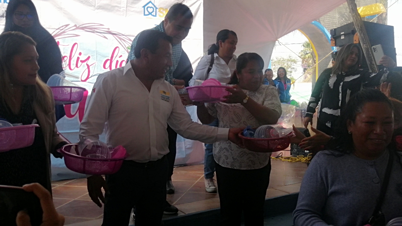 Festejan a 10 mil mamás coronanguenses con música y regalos