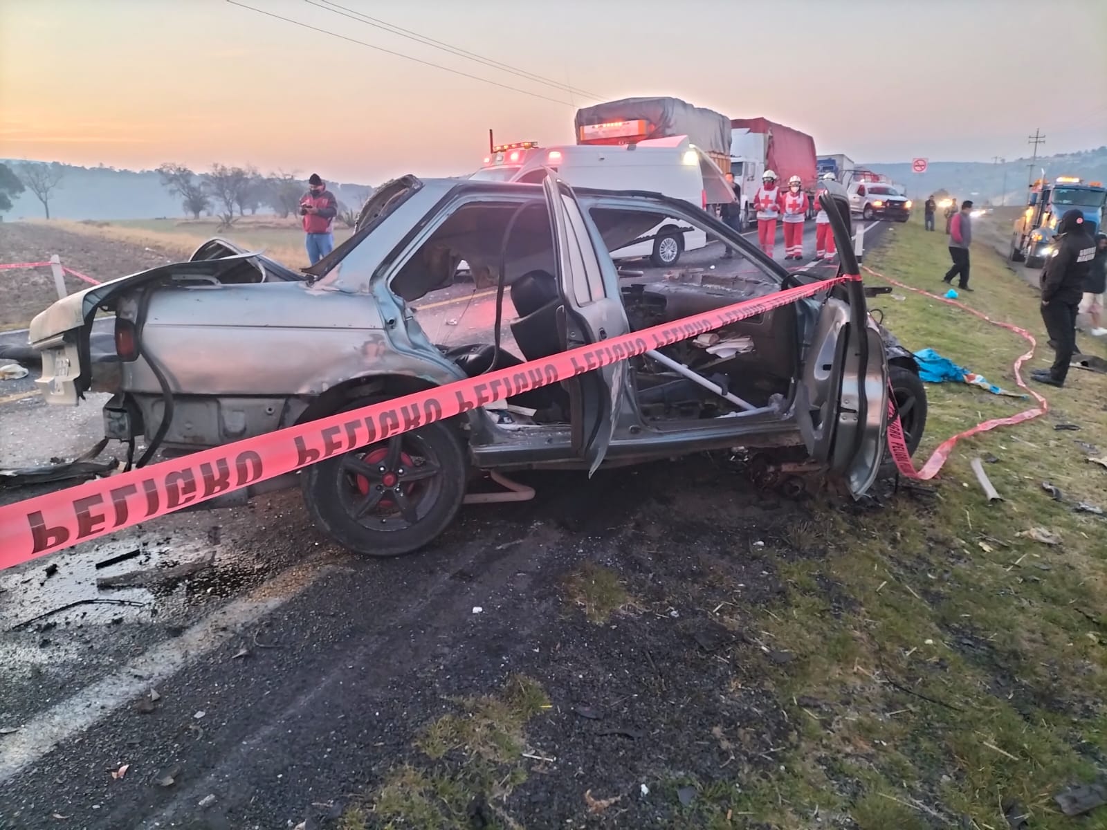 Muere hombre tras choque entre tractocamión y Tsuru, en Nanacamilpa 