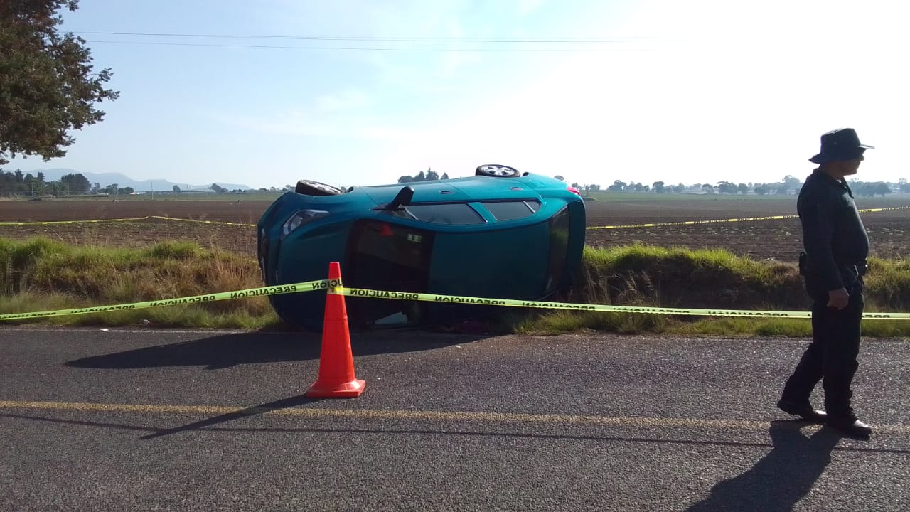 Conductor muere al instante tras volcar su automóvil, en Cuapiaxtla