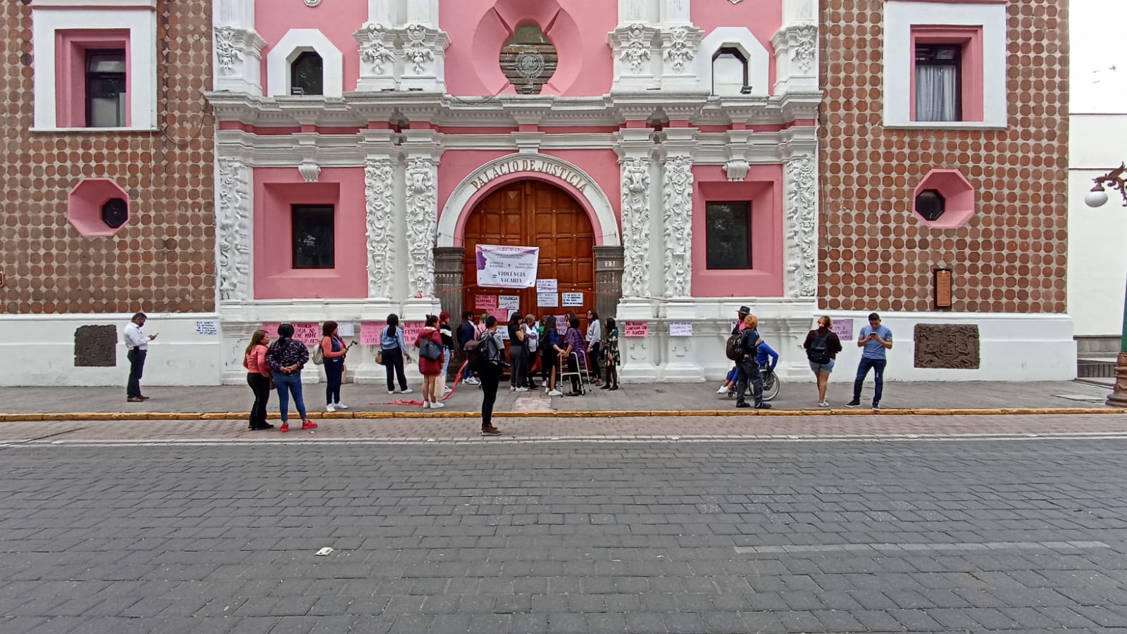 Reclaman feministas atención a violencia vicaria 