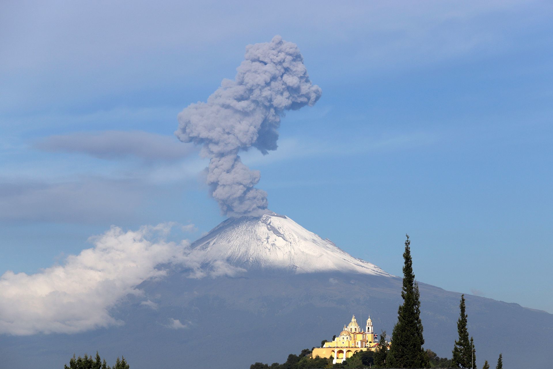 Ceniza del Popocatépetl provoca alergias y problemas respiratorios