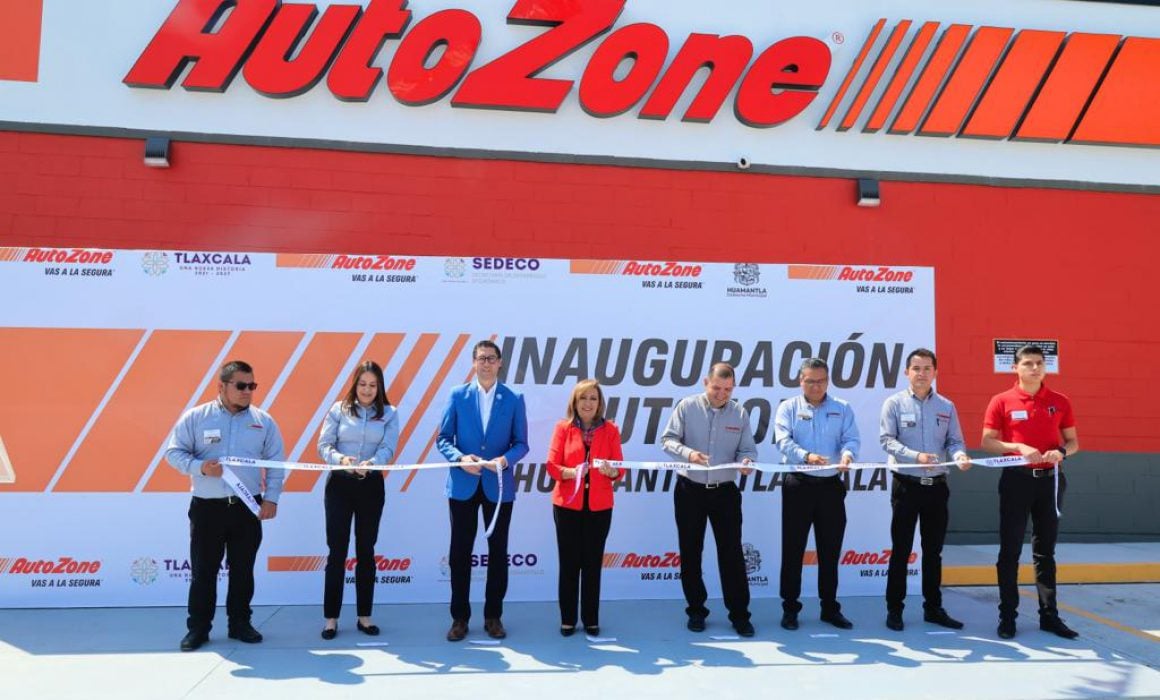 Inaugura Lorena Cuéllar Autozone en Huamantla