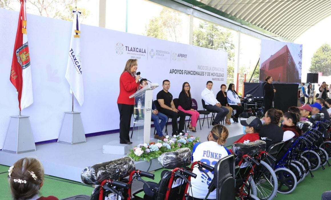 Entrega Lorena Cuéllar apoyos funcionales a personas con discapacidad