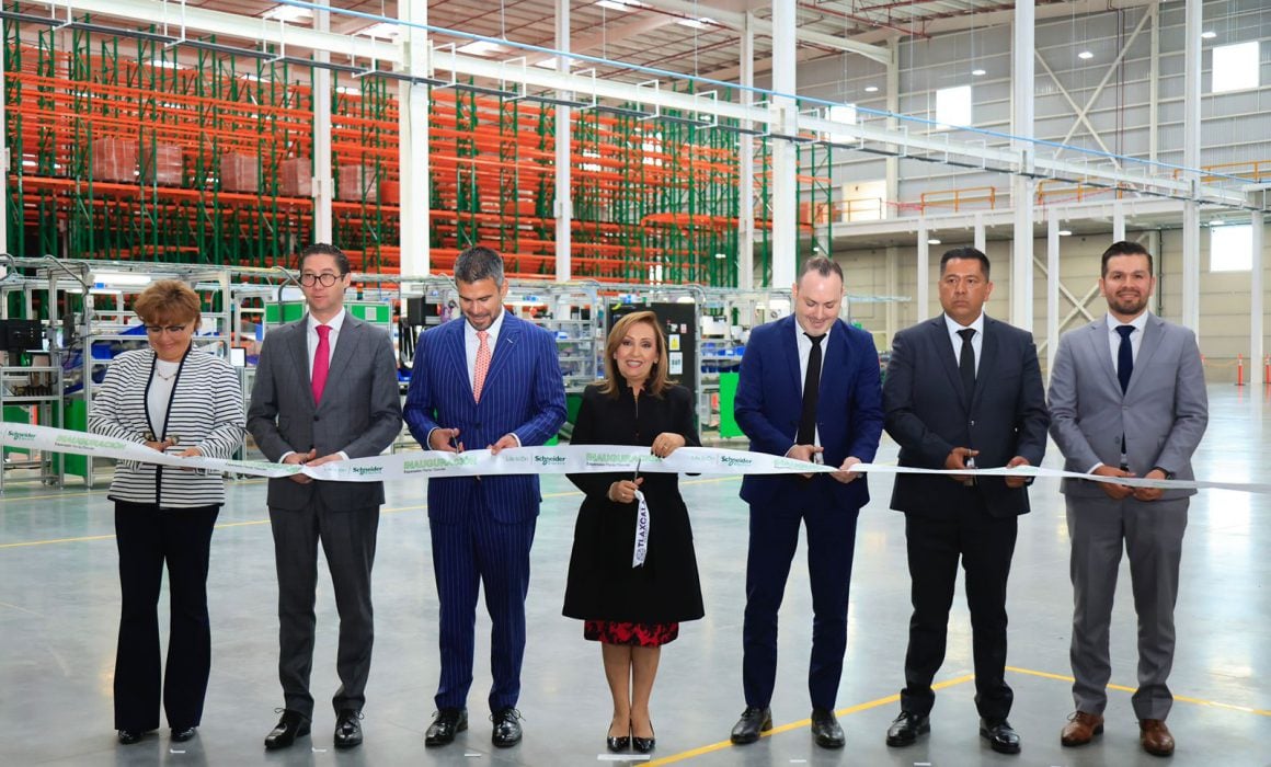 Inaugura Lorena Cuellar expansión de Schneider Electric en Acuamanala