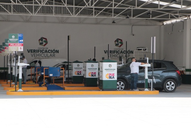 Gobierno estatal entrega concesiones para 13 verificentros en Puebla