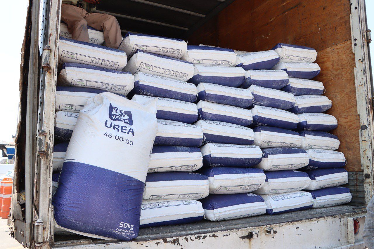 Filomeno Sarmiento  entrega semillas y fertilizantes a campesinos de Cuautlancingo