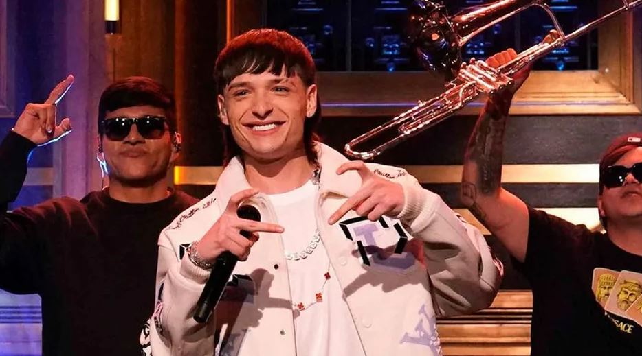 Peso Pluma es criticado en redes sociales por ir a programa de Jimmy Fallon sin Eslabón Armado (Vídeo)