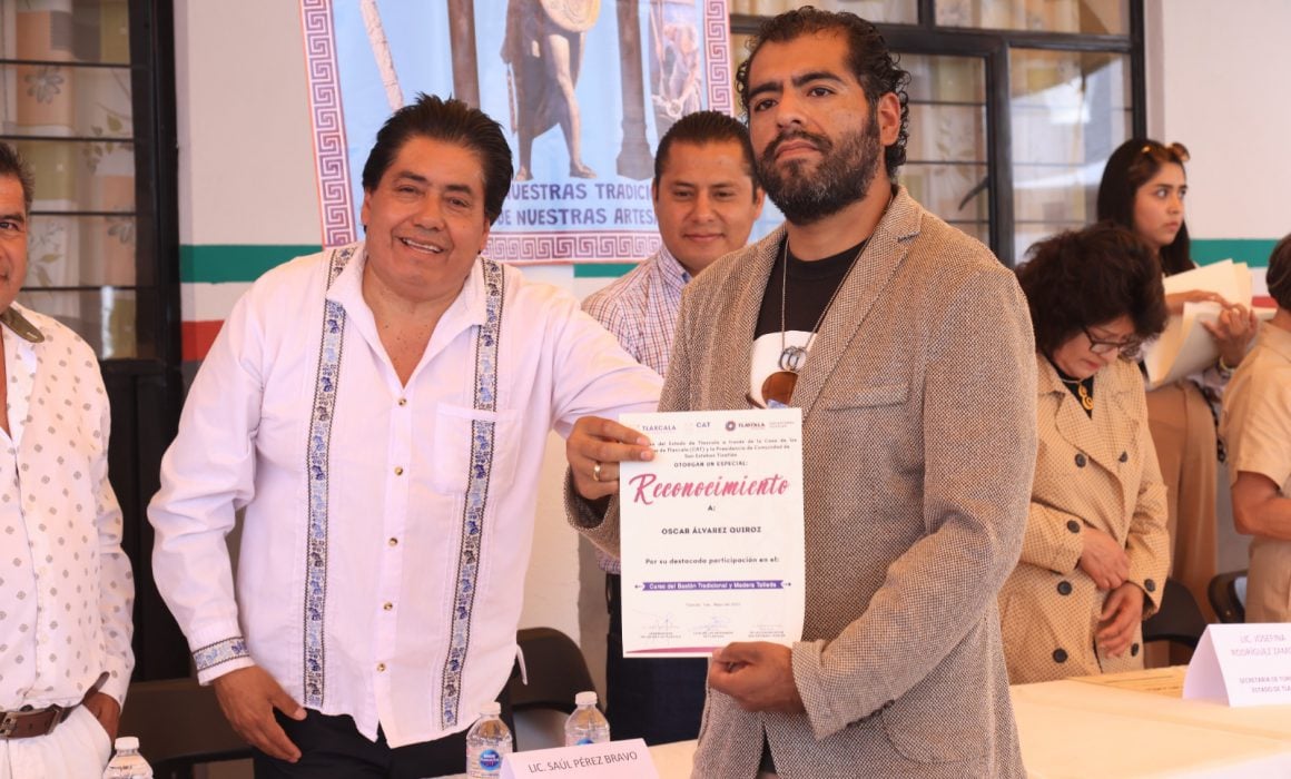 Clausuran autoridades cursos sobre técnicas de madera tallada