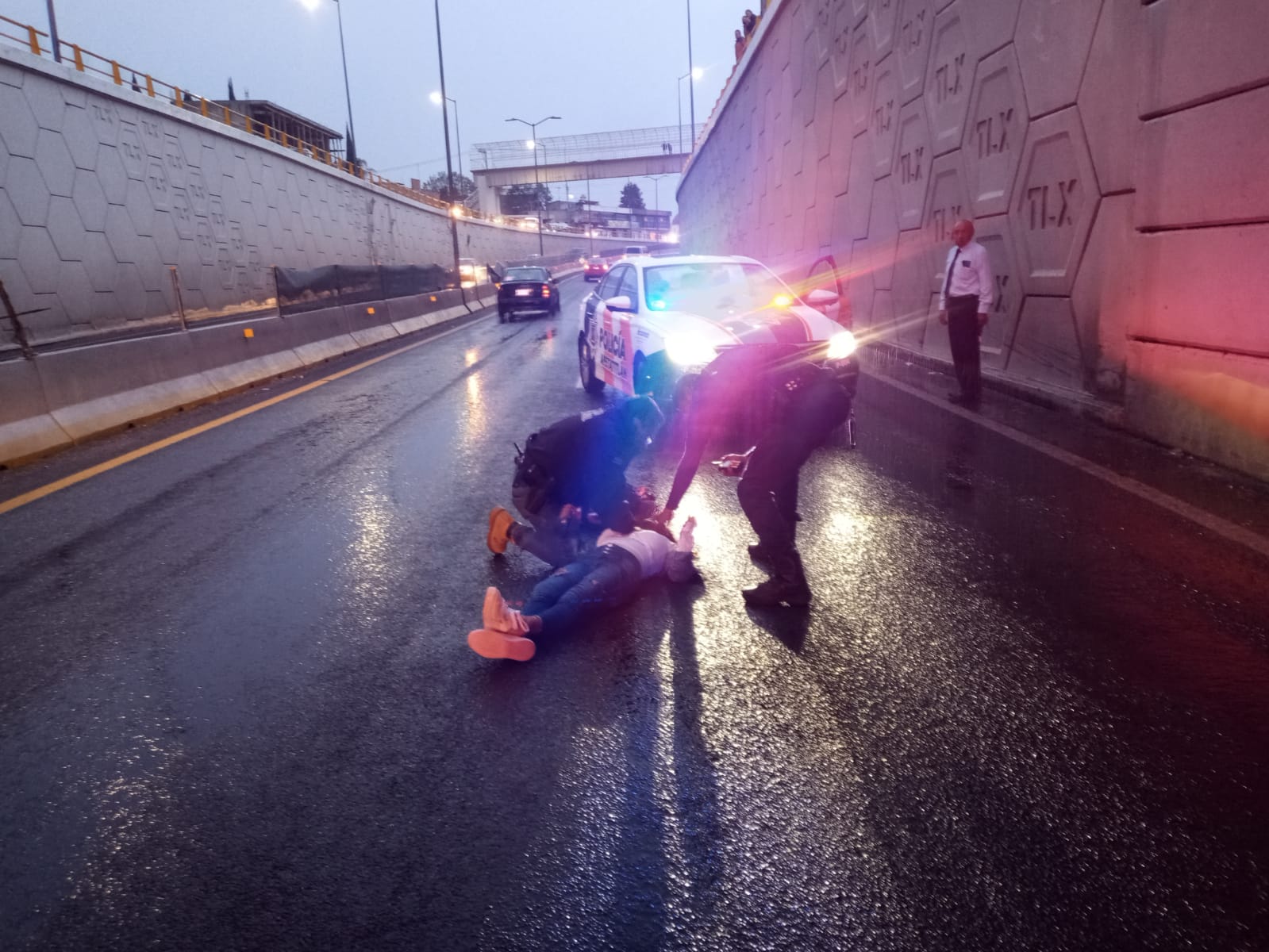 Mujer sobrevive a caída desde lo alto de un puente, en Apetatitlán 