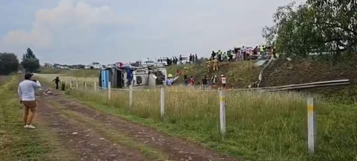 Deja volcadura de autobus 4 muertos, chófer se da a la fuga