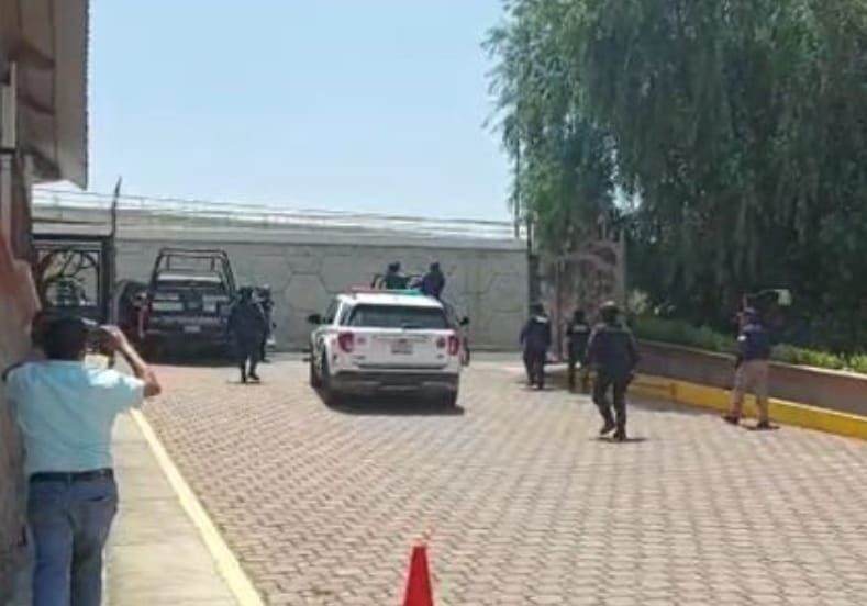 Revienta conflicto en SESA, director tuvo que ser rescatado por policías