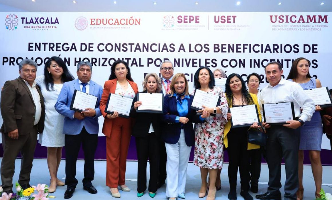 Entrega Lorena Cuéllar constancias de promoción horizontal de sostenimiento