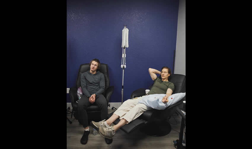 Hombre que se niega a envejecer recurre a extraño tratamiento, se inyecta sangre de su hijo de 17 años