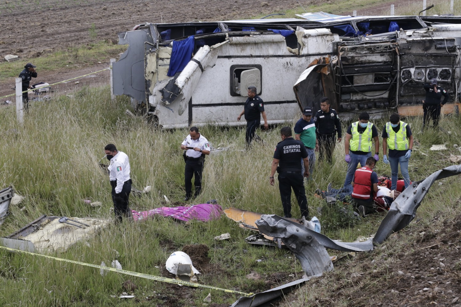 Mueren cuatro personas tras volcadura de camión de pasajeros, en la autopista Tlaxcala-Puebla
