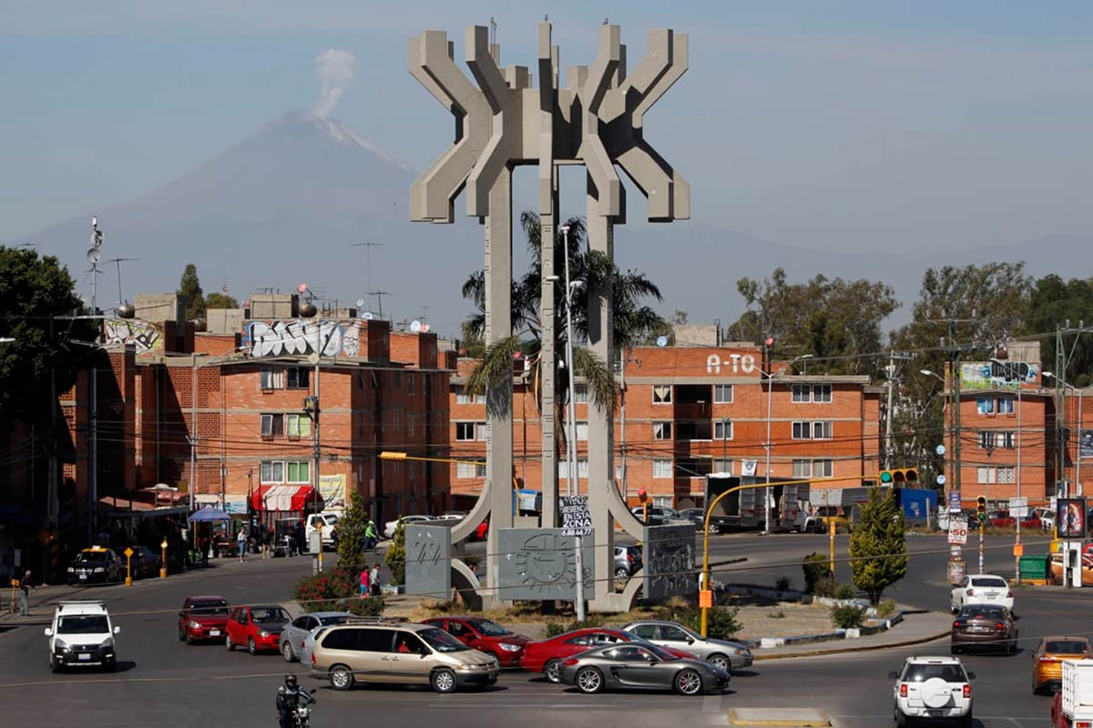 Puebla Pue.- La tesorera municipal, María Isabel García Ramos informó que sólo el 60% de los contribuyentes de colonia San Manuel han pagado su impuesto predial 2023, mientras que el 40% restante continúa debiendo. Esto contrasta con otras colonias como Jardines de San Manuel o La Hacienda, que tienen un mayor cumplimiento tributario. La tesorera municipal explicó que no se puede etiquetar como deudoras a zonas completas de la ciudad, pero sí se cuenta con datos de las colonias que tienen mayor y menor aportación. En este sentido, destacó que la colonia San Manuel da una gran aportación de su predial, y por ejemplo la colonia La Margarita es de las que menos aportación tiene. De enero a abril de este año, se han recaudado 269 millones 80 mil 592 pesos del pago del predial en todo el municipio. García Ramos recordó que el pago corriente de dicho impuesto ya concluyó en el primer trimestre de 2023, y a partir de abril el pago fue completo, sin descuentos de multas y recargos. La tesorera municipal hizo un llamado a los ciudadanos que aún no han pagado su impuesto predial a que se acerquen a las oficinas municipales o a los módulos instalados en diferentes puntos de la ciudad para regularizar su situación. Asimismo, señaló que el pago del predial es importante para generar recursos que se invierten en obras y servicios públicos que benefician a toda la población.