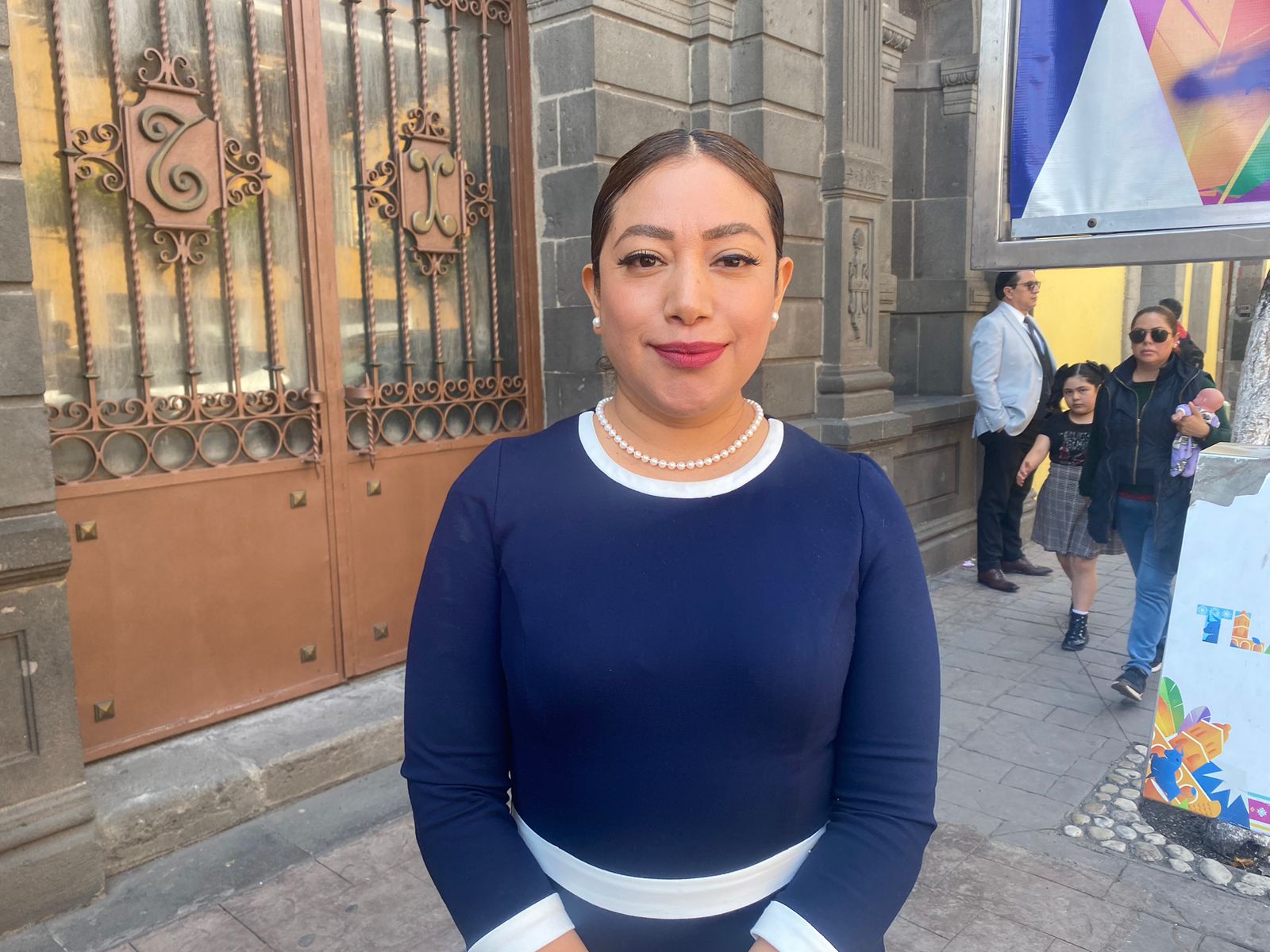 TET RESOLVERÁ A LA BREVEDAD IMPUGNACIONES DE ORGANIZACIONES CON INTENCIONES DE SER PARTIDOS POLÍTICOS  El Tribunal Electoral de Tlaxcala (TET), aún no ha resuelto las impugnaciones de las cinco organizaciones que solicitaron constituirse como nuevos partidos políticos; sin embargo, la presidenta Claudia Salvador Ángel, afirmó que desahogarán estos procedimientos lo antes posible para evitar llegar a plazos fatales.  Explicó que “Renovemos Tlaxcala A.C”; “Unificación y Evolución”; “Ciudadanos por constituirse en Encuentro Solidario Tlaxcala A.C”; “Sociedad Independiente “Sí” y “Espacio Democrático de Tlaxcala” fueron quienes presentaron formalmente sus impugnaciones, mismas que fueron admitidas por el organismo autónomo.  En este sentido, puntualizó que esta situación debe de resolverse antes de que se cumplan los tiempos que marca la Ley, en el marco del próximo proceso electoral.  AUDIO TET 1 “No, obviamente se tiene que resolver antes que fenezca ese plazo, no vamos a llegar a plazos fatales, tenemos que salvaguardar los derechos de estas asociaciones, están constituidas por ciudadanos, y que en su momento estas situaciones les perjudican a los ciudadanos en sus derechos políticos electorales”.  Abundó que en este momento no puede asegurar un plazo para tener un fallo sobre estas impugnaciones, toda vez que dependen de las pretensiones de los interesados.  Recordó que las cinco agrupaciones impugnaron tanto las medidas de apremio que se les impusieron, así como la negativa del registro; no obstante, su actuar será con estricto apego a derecho, como en el caso de la revocación de una amonestación pública a la organización ciudadana denominada “Unificación y Evolución”.  AUDIO TET 2 “Claro, precisamente por eso nosotros analizamos la legalidad de los actos que emite el ITE y prueba de ello que nosotros revocamos en este momento, un acto del instituto, al advertir que no se llevaron a cabo las formalidades esenciales del procedimiento y los vinculamos a que notificaran legalmente a la asociación, para que puedan defenderse”.  Por último, recalcó que se encuentran recabando información complementaria para la integración de estos expedientes. 