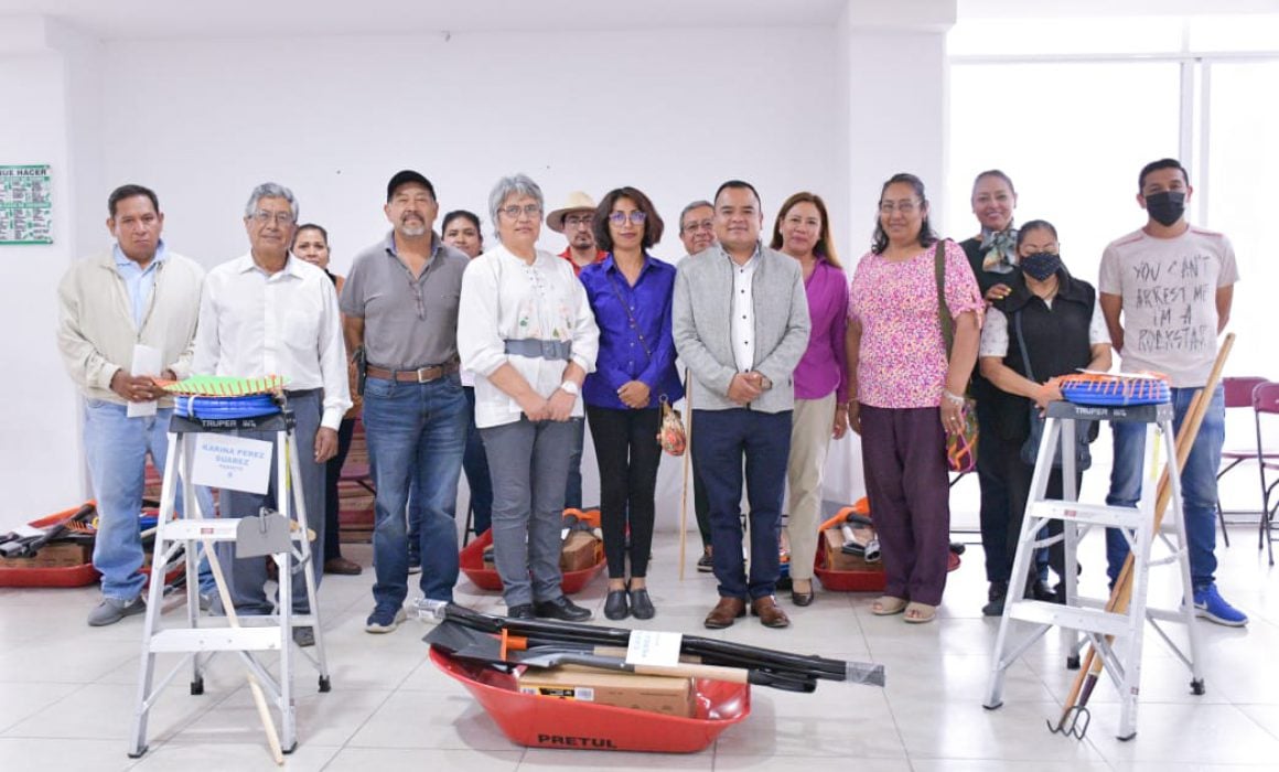 Entrega Apetatitlán paquetes de herramientas manuales a menor costo