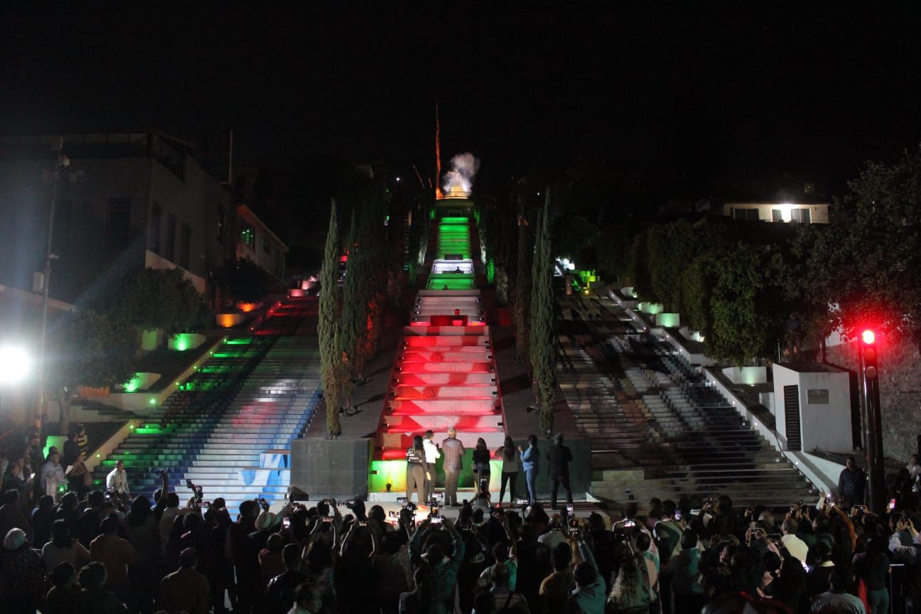 Encienden en Tlaxcala luces y adornos en honor a los maestros