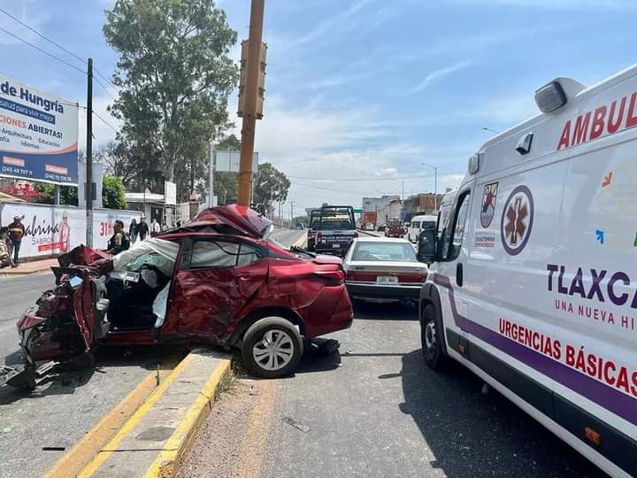 Familia de 5 salva la vida tras aparatoso accidente en Chiautempan