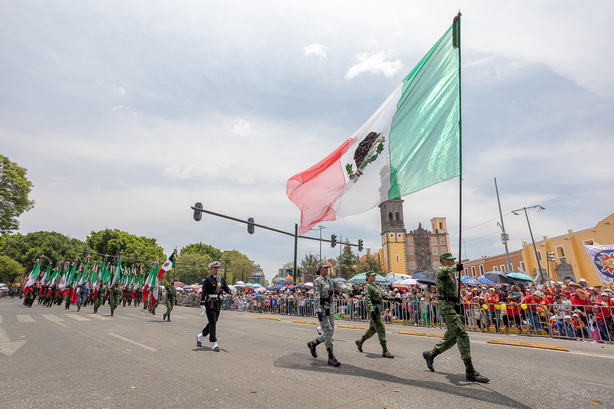 Desfile del 5 de Mayo en Puebla termina sin incidentes